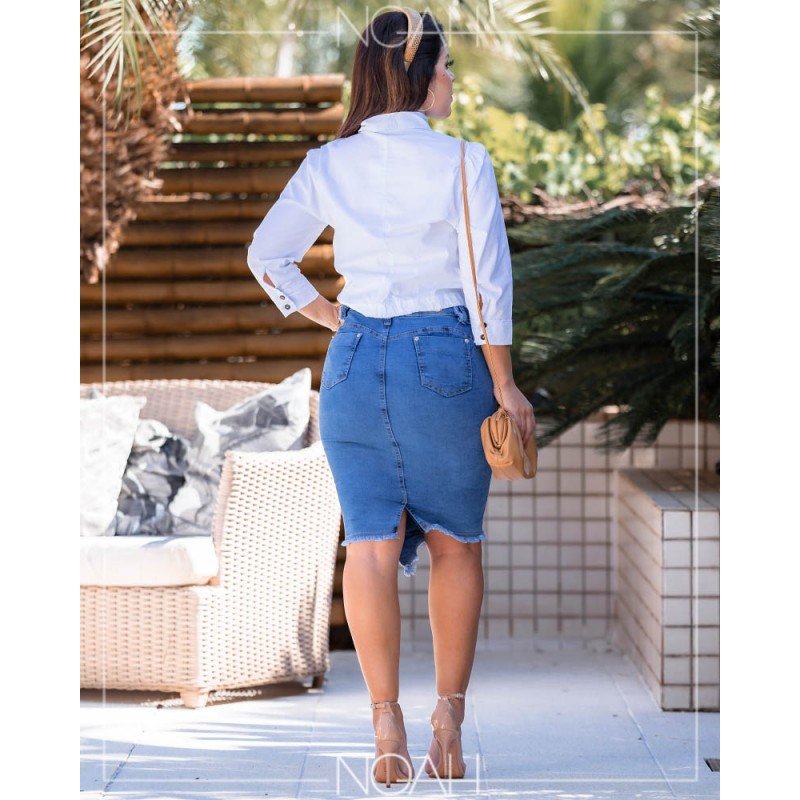 Titanium Jeans - A blogueira Ravane Nayara, mostrou como é fácil compor um  look elegante e sofisticado apenas com a blusa off-white e uma saia com  estampa exclusiva. Para arrematar apostou na