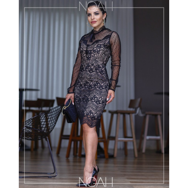 vestido preto com tule e renda