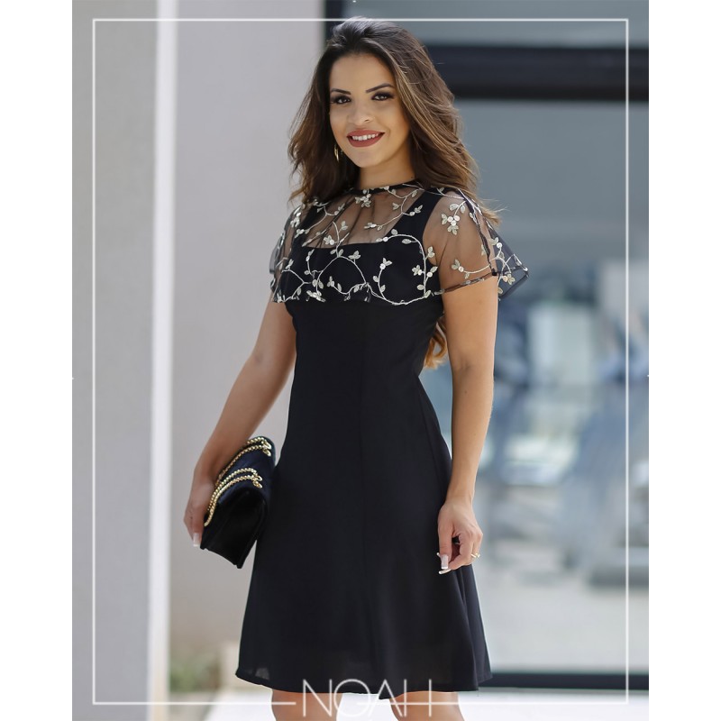 vestido preto com tule por cima